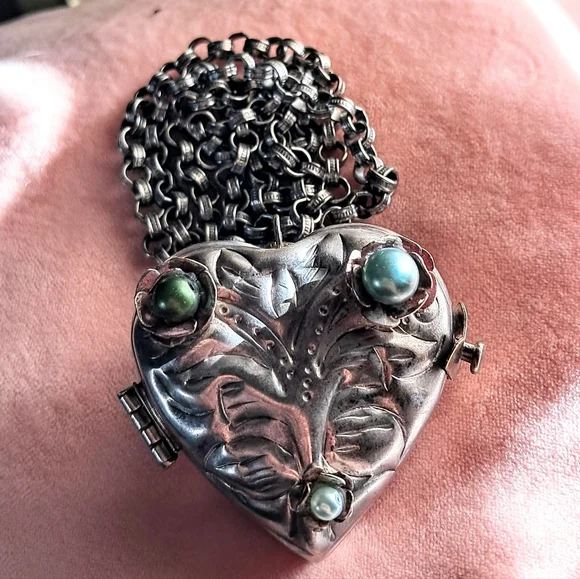 Vintage Victorian Revival Heart Locket Box Repoussé Pendant Necklace - Picture 3 of 10